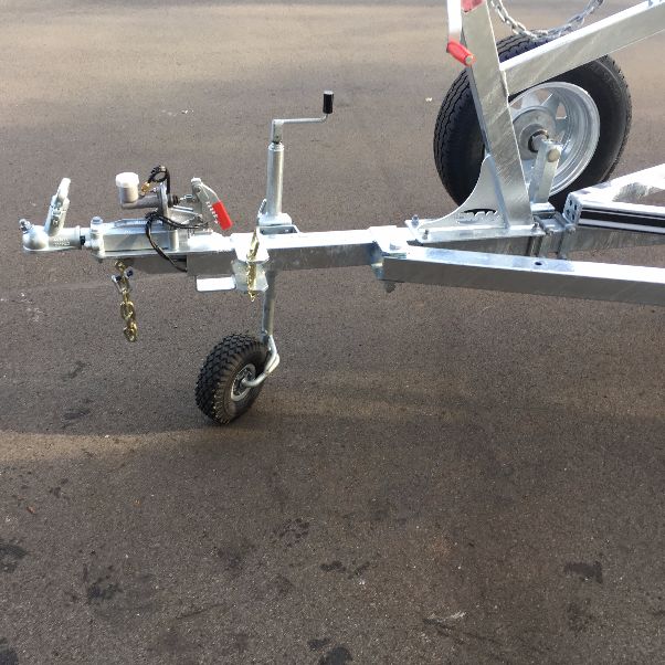 Swinging drawbar boat trailer